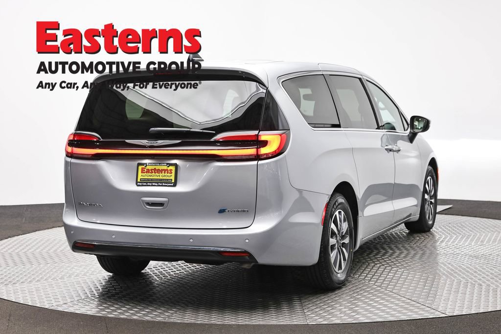 Used 2023 Chrysler Pacifica Touring-L image 5