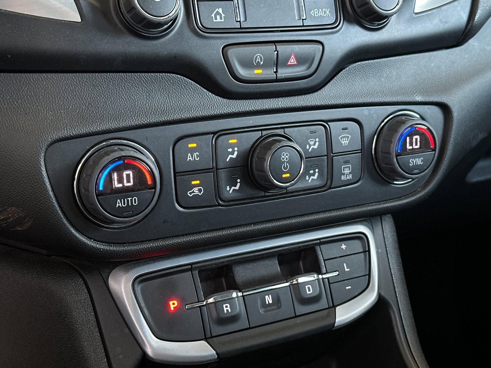 Used 2024 GMC Terrain SLT image 18