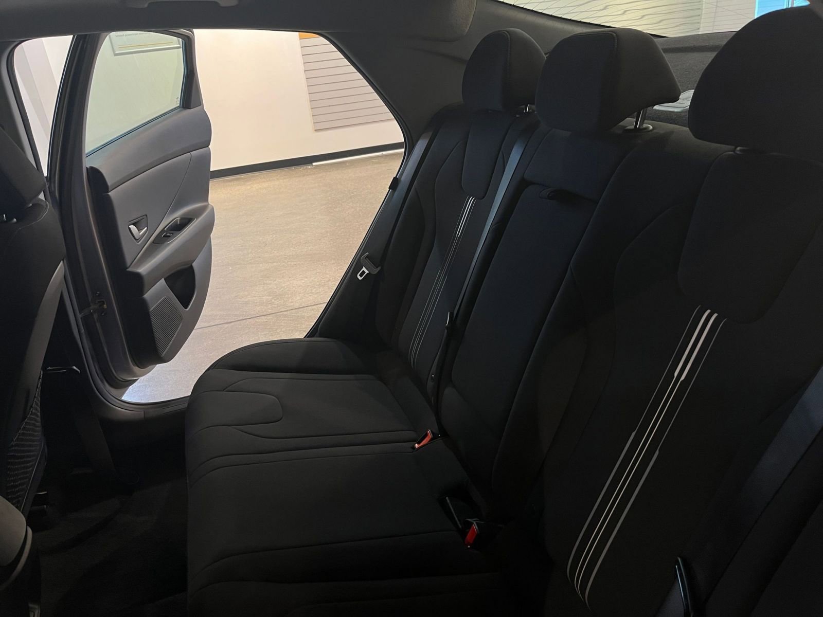 Used 2025 Hyundai Elantra SEL image 40