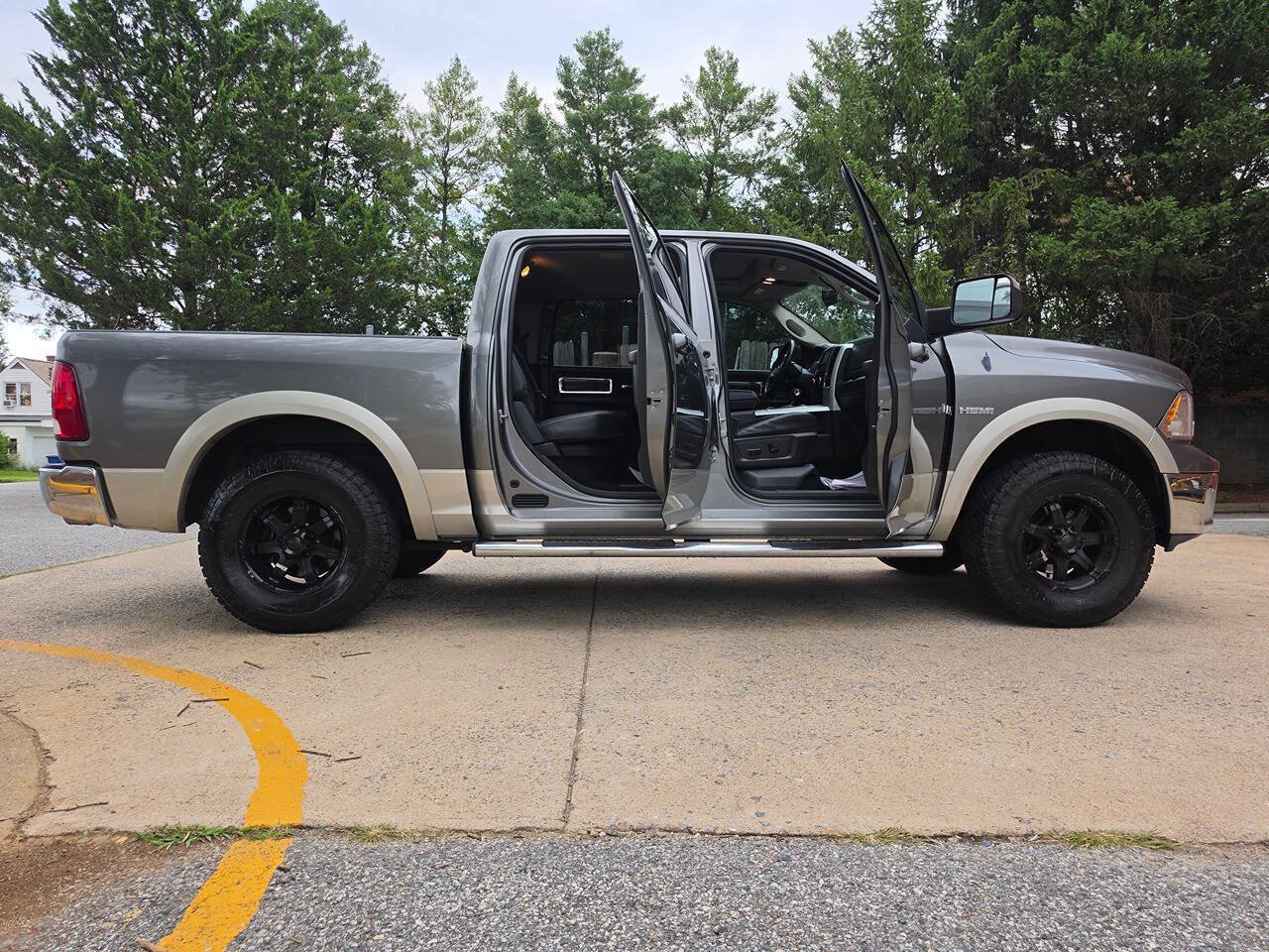 Used 2010 Dodge Ram 1500 Truck Laramie AWD/4WD image 3