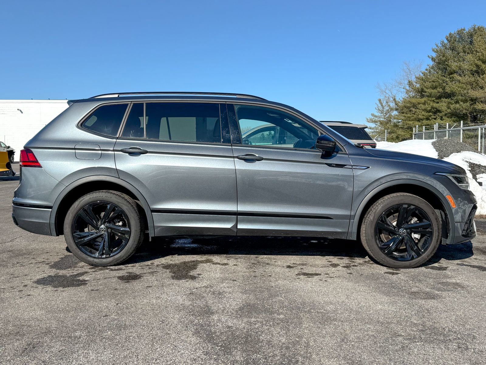 Used 2024 Volkswagen Tiguan SE R-Line image 8