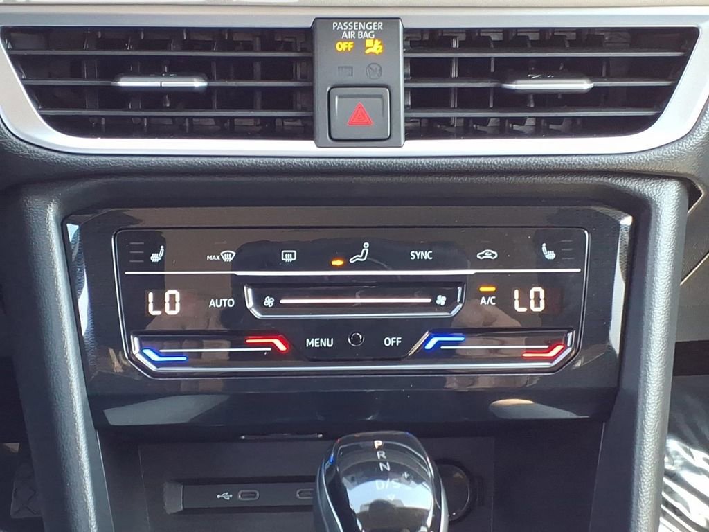 Certified 2025 Volkswagen Taos SE image 14