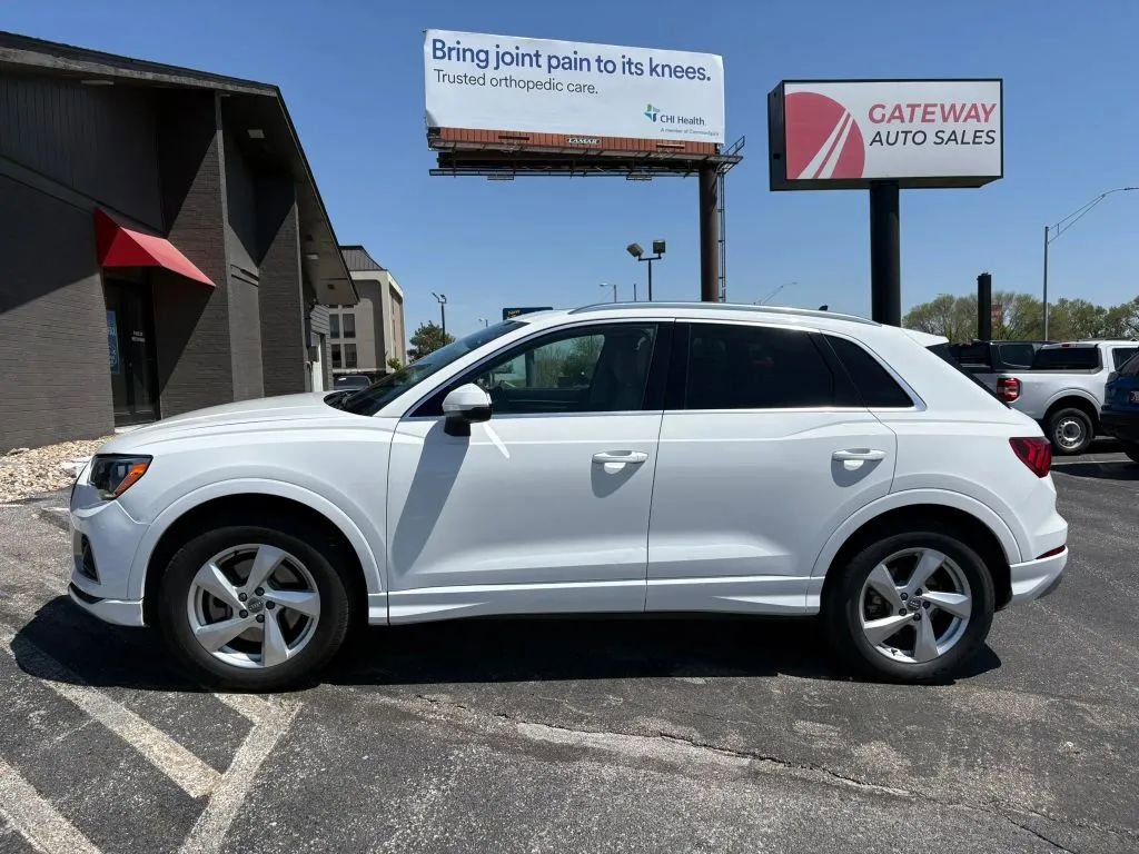Used 2020 Audi Q3 2.0T Premium w/ Convenience Package AWD/4WD image 2