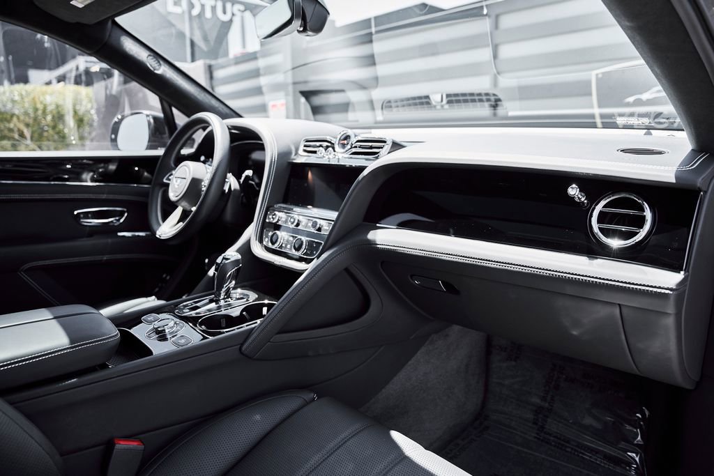 Used 2024 Bentley Bentayga AWD/4WD image 38