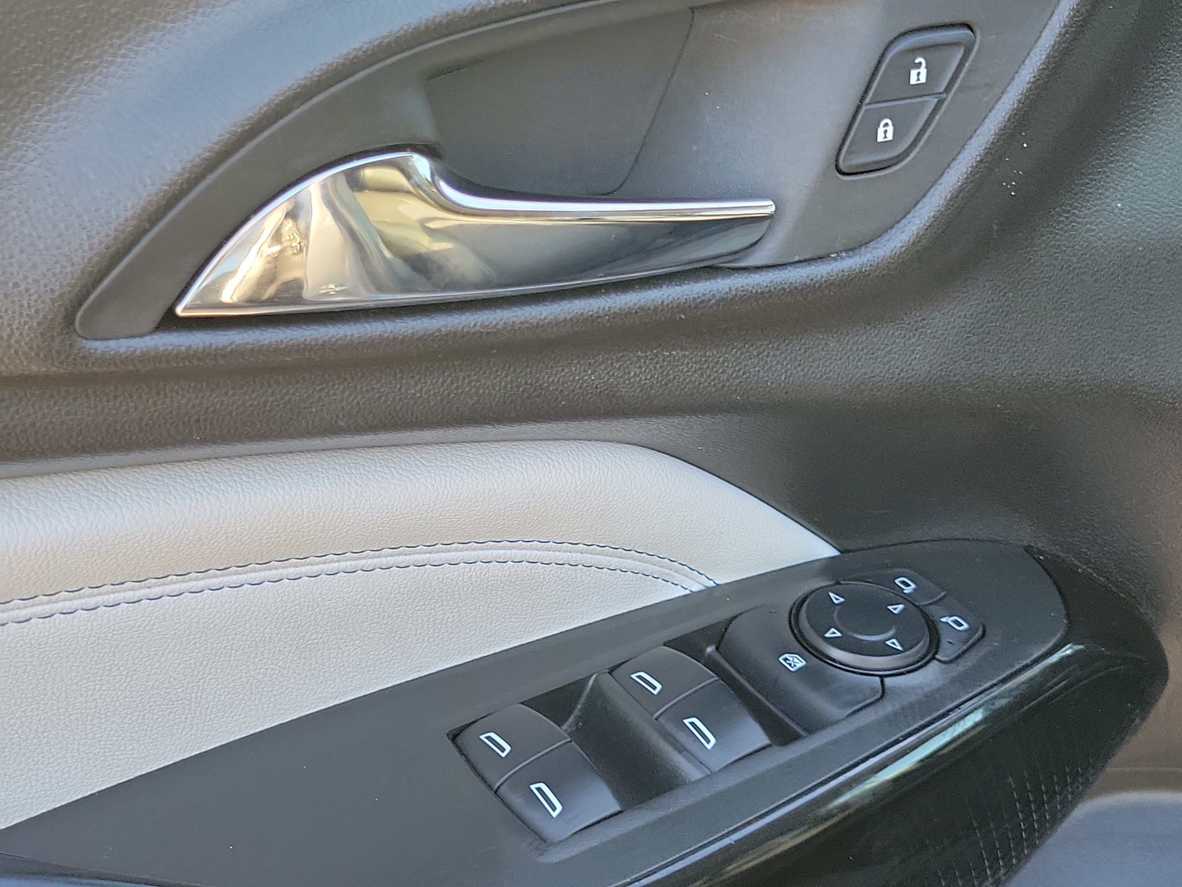 Used 2025 Chevrolet Trax LT FWD image 23