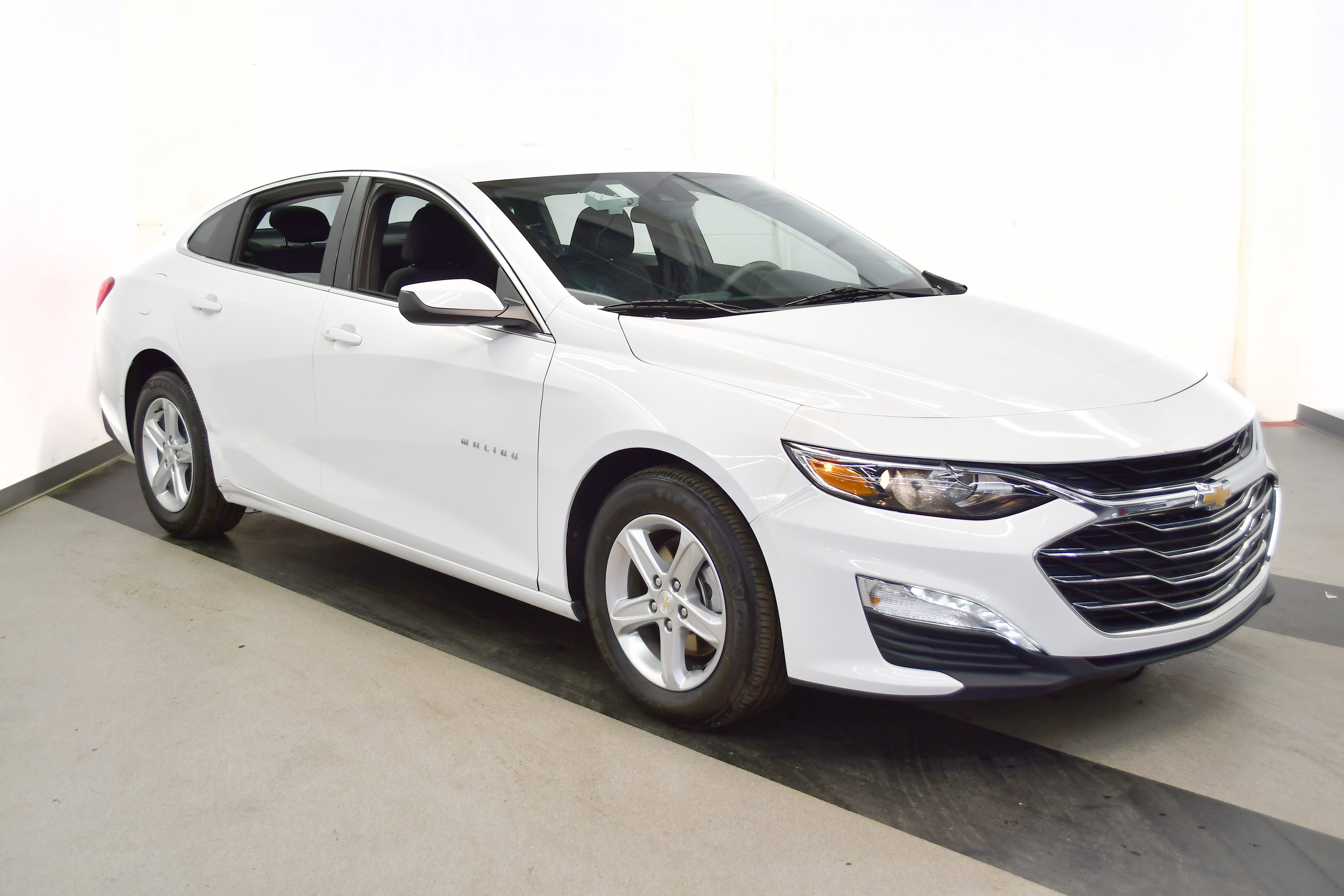 Used 2024 Chevrolet Malibu LT image 2