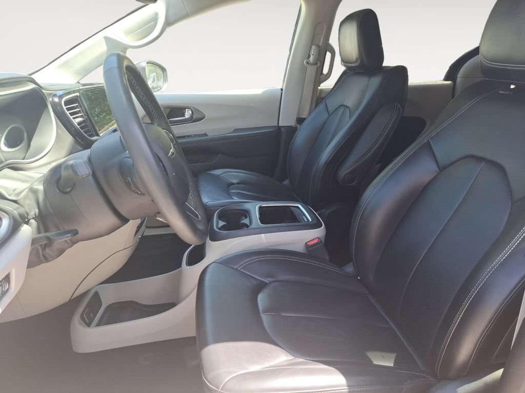 Used 2023 Chrysler Pacifica Touring-L FWD image 10