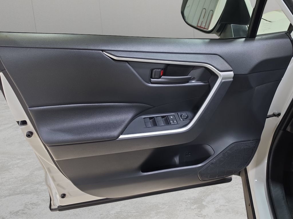 Used 2025 Toyota RAV4 LE AWD/4WD image 13