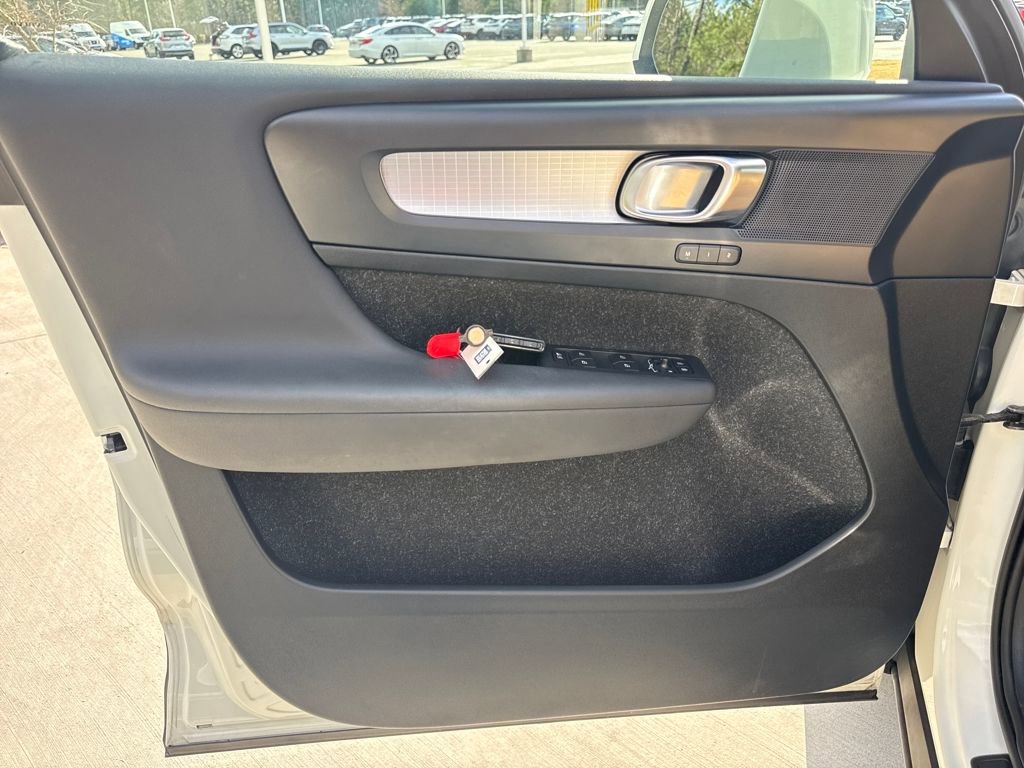 Used 2019 Volvo XC40 T5 Momentum image 14