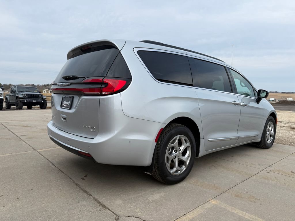Used 2023 Chrysler Pacifica Limited AWD/4WD image 5