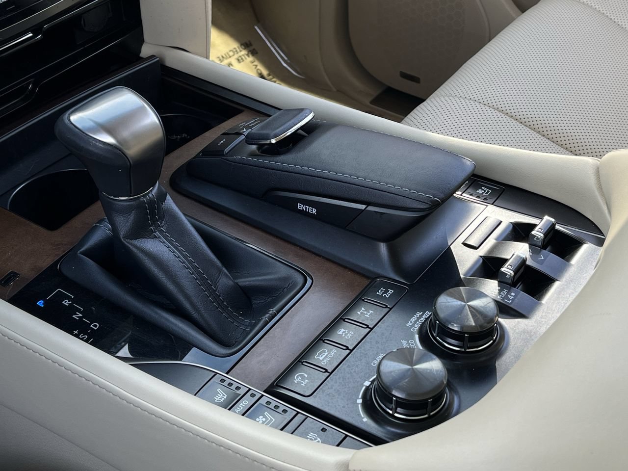 Used 2019 Lexus LX 570 4WD w/ Luxury Package image 17