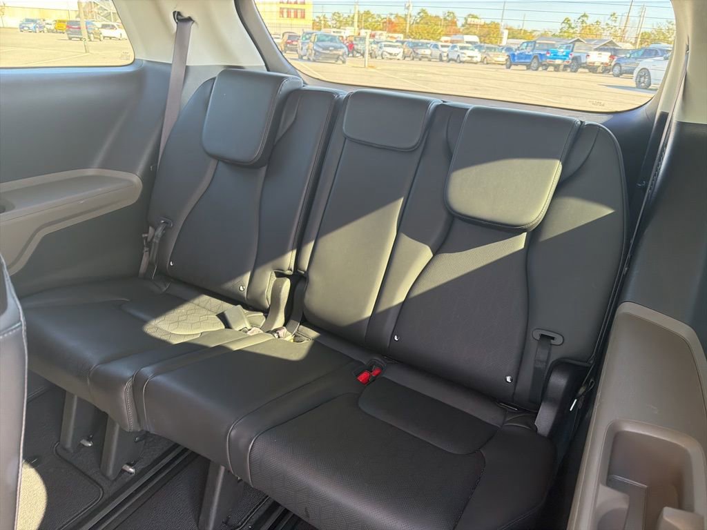 Used 2025 Kia Carnival image 16