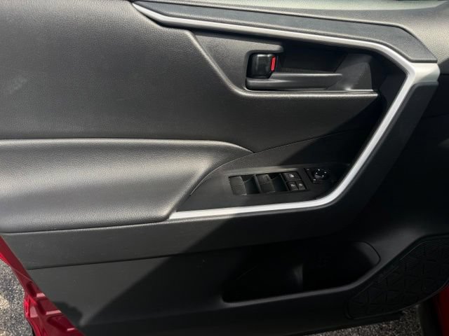 Used 2021 Toyota RAV4 LE FWD image 31