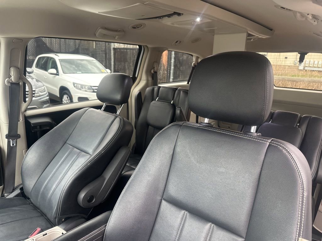 Used 2015 Chrysler Town & Country Touring w/ Driver Convenience Group FWD image 11