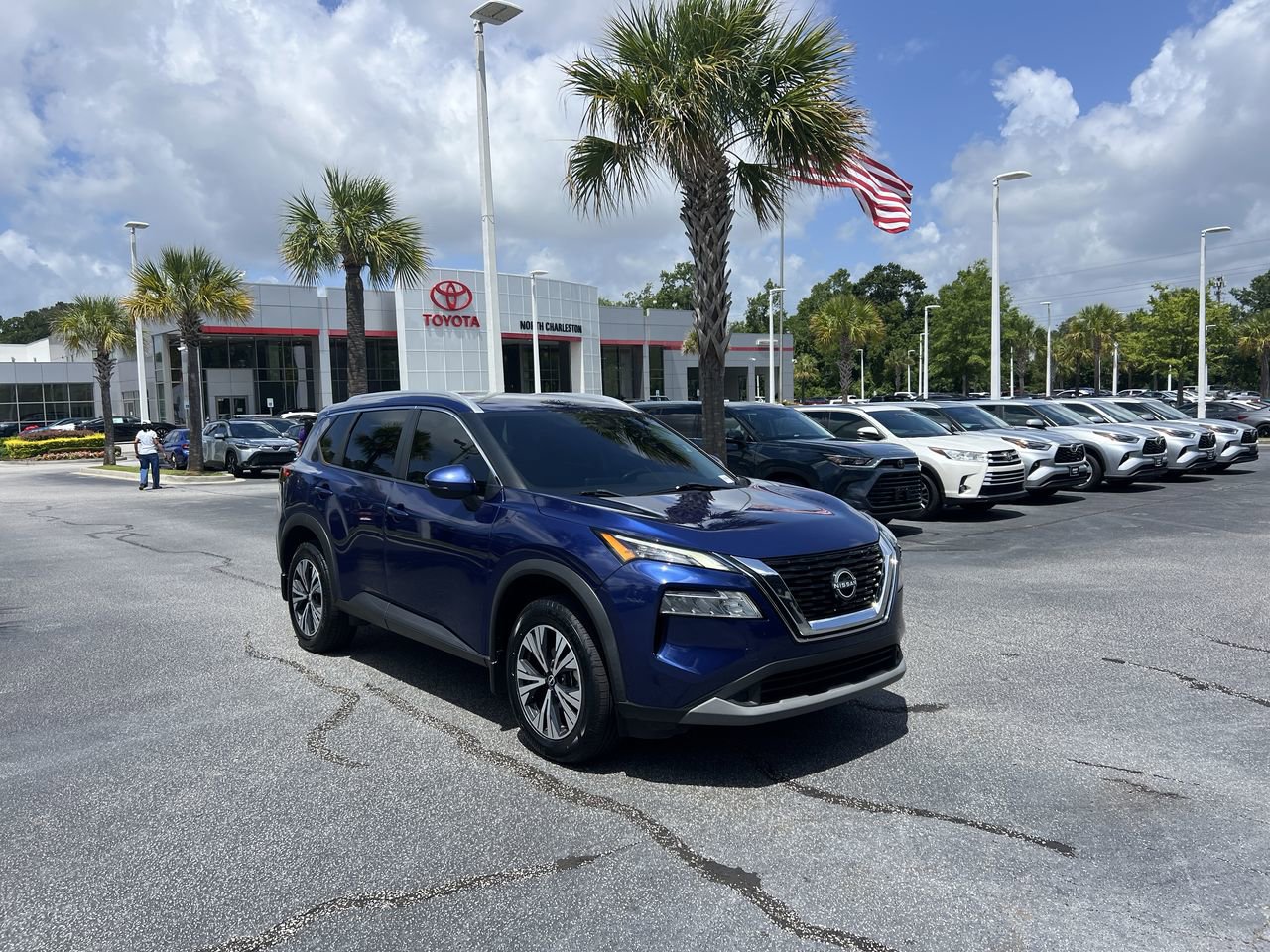 Used 2022 Nissan Rogue SV w/ SV Premium Package FWD image 2