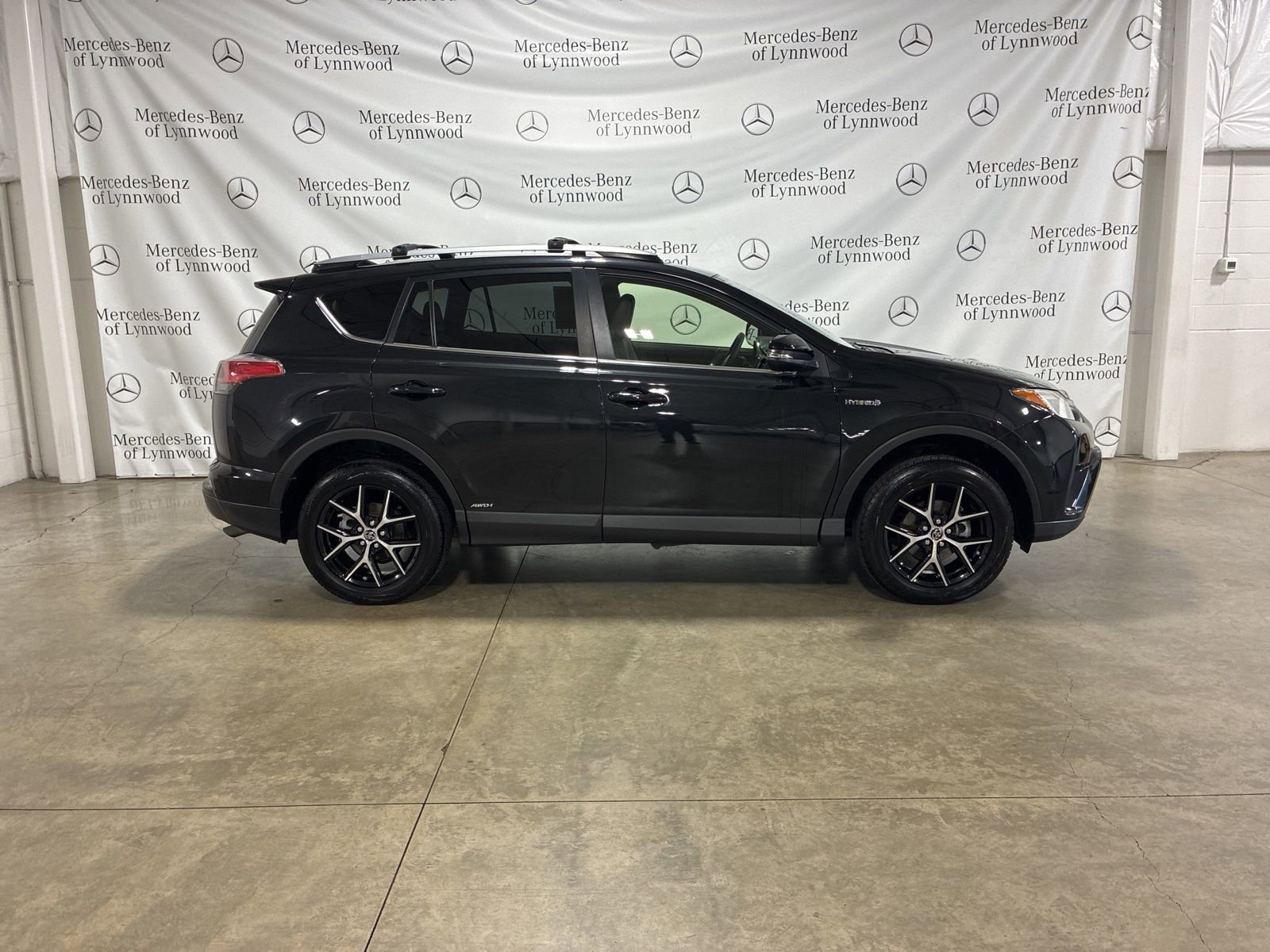 Used 2017 Toyota RAV4 SE image 3