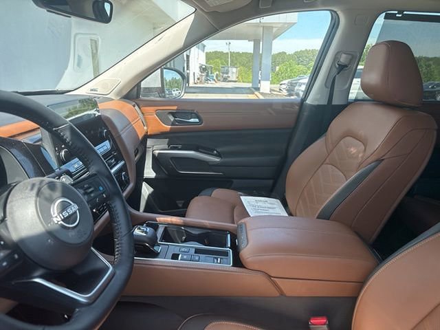 Used 2025 Nissan Pathfinder Platinum w/ Cargo Package image 10