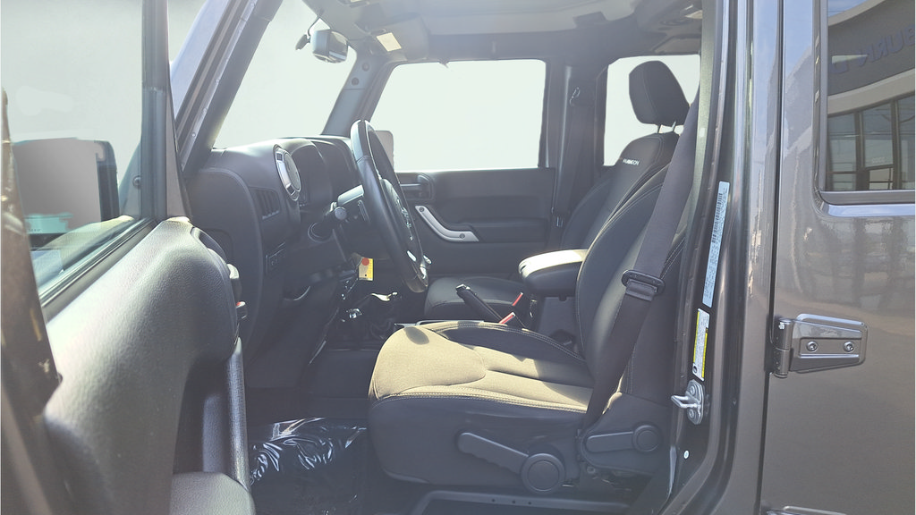 Used 2017 Jeep Wrangler Unlimited Rubicon w/ Connectivity Group AWD/4WD image 9