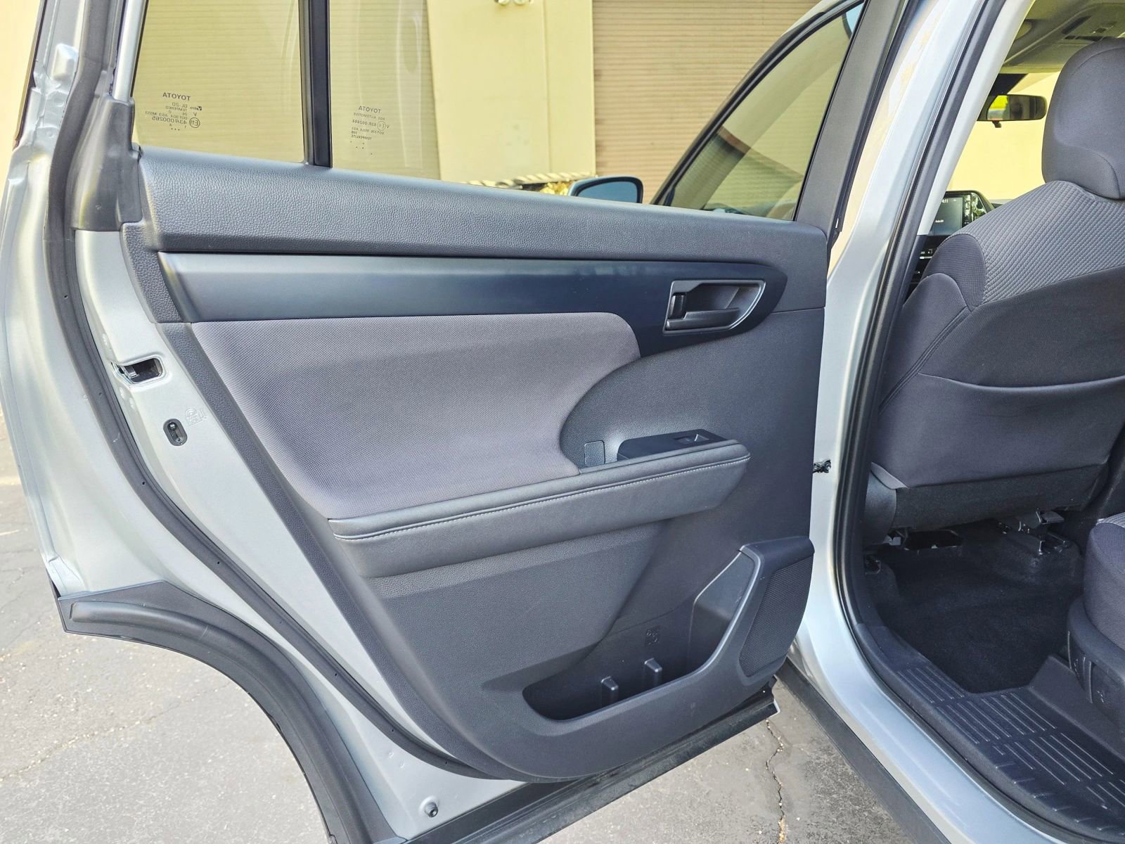 Used 2020 Toyota Highlander LE FWD image 37