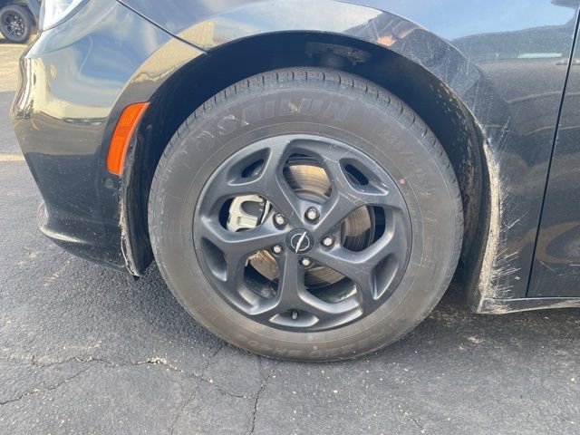 Used 2024 Chrysler Pacifica Premium image 17