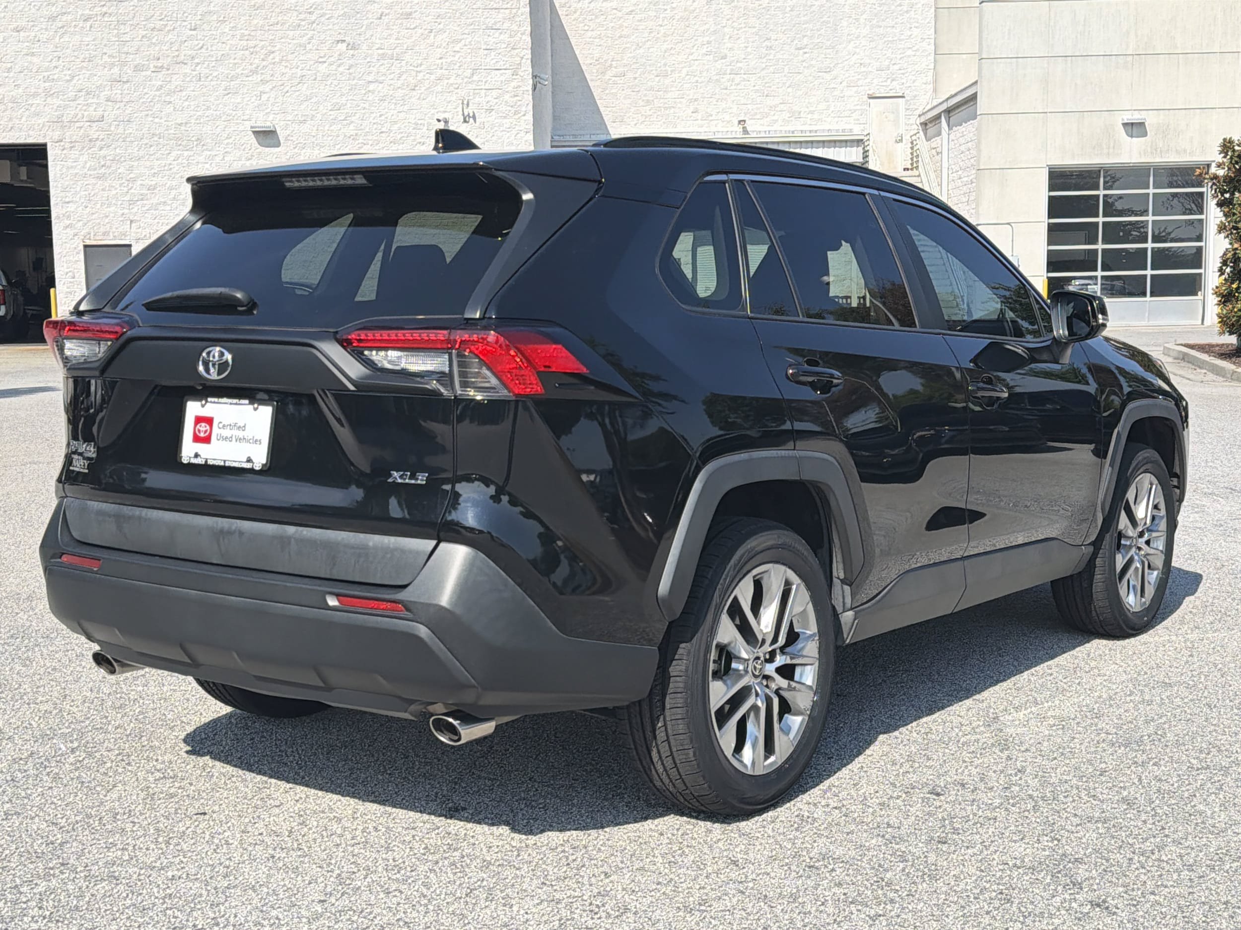 Used 2021 Toyota RAV4 XLE Premium FWD image 28