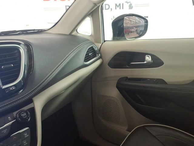 Used 2023 Chrysler Pacifica Limited image 24