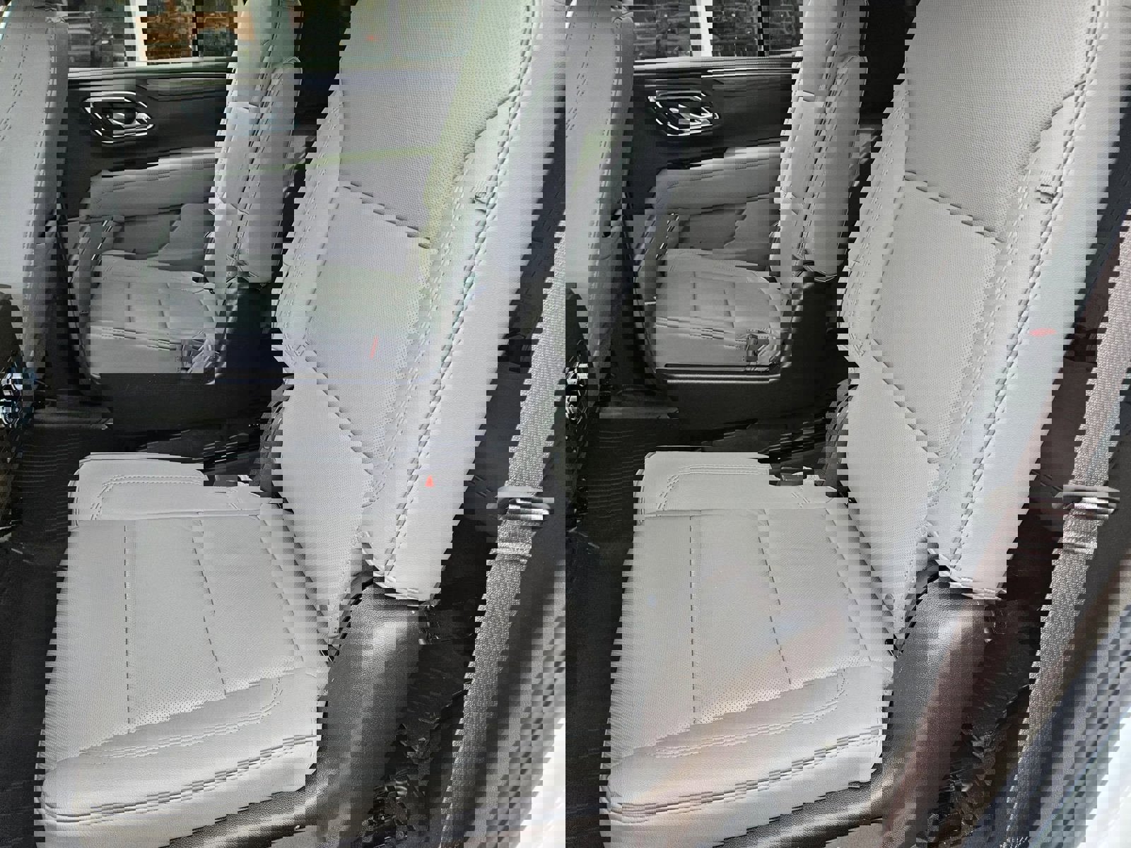 Used 2024 GMC Yukon SLT w/ SLT Luxury Package image 26