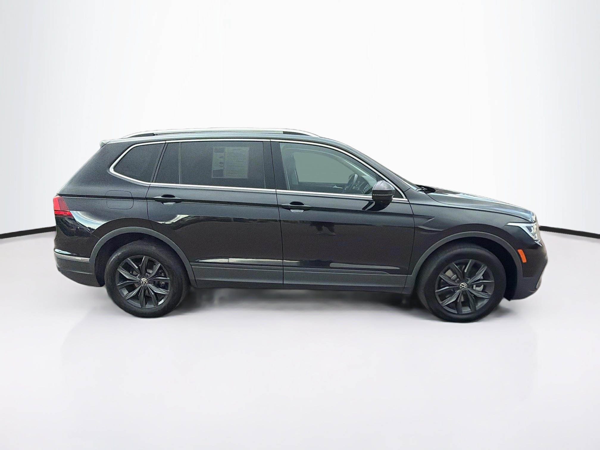 Used 2024 Volkswagen Tiguan SE AWD/4WD image 10