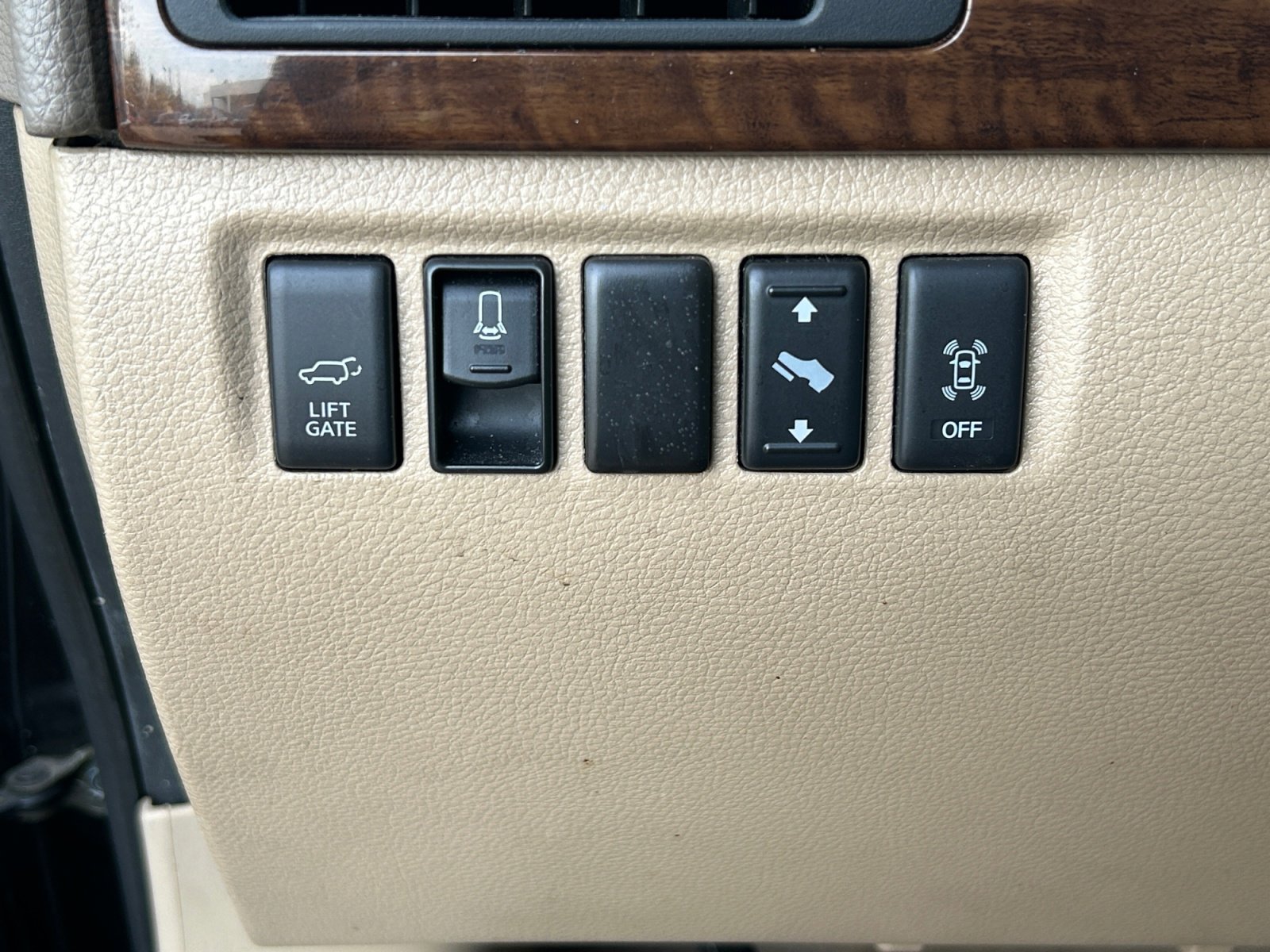 Used 2012 Nissan Armada Platinum image 25