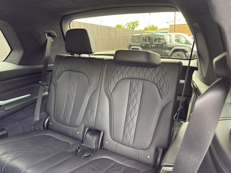 Used 2021 BMW X7 xDrive40i w/ M Sport Package AWD/4WD image 28