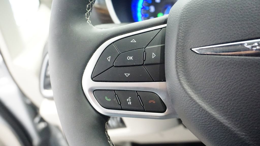 Used 2024 Chrysler Pacifica Limited AWD/4WD image 32
