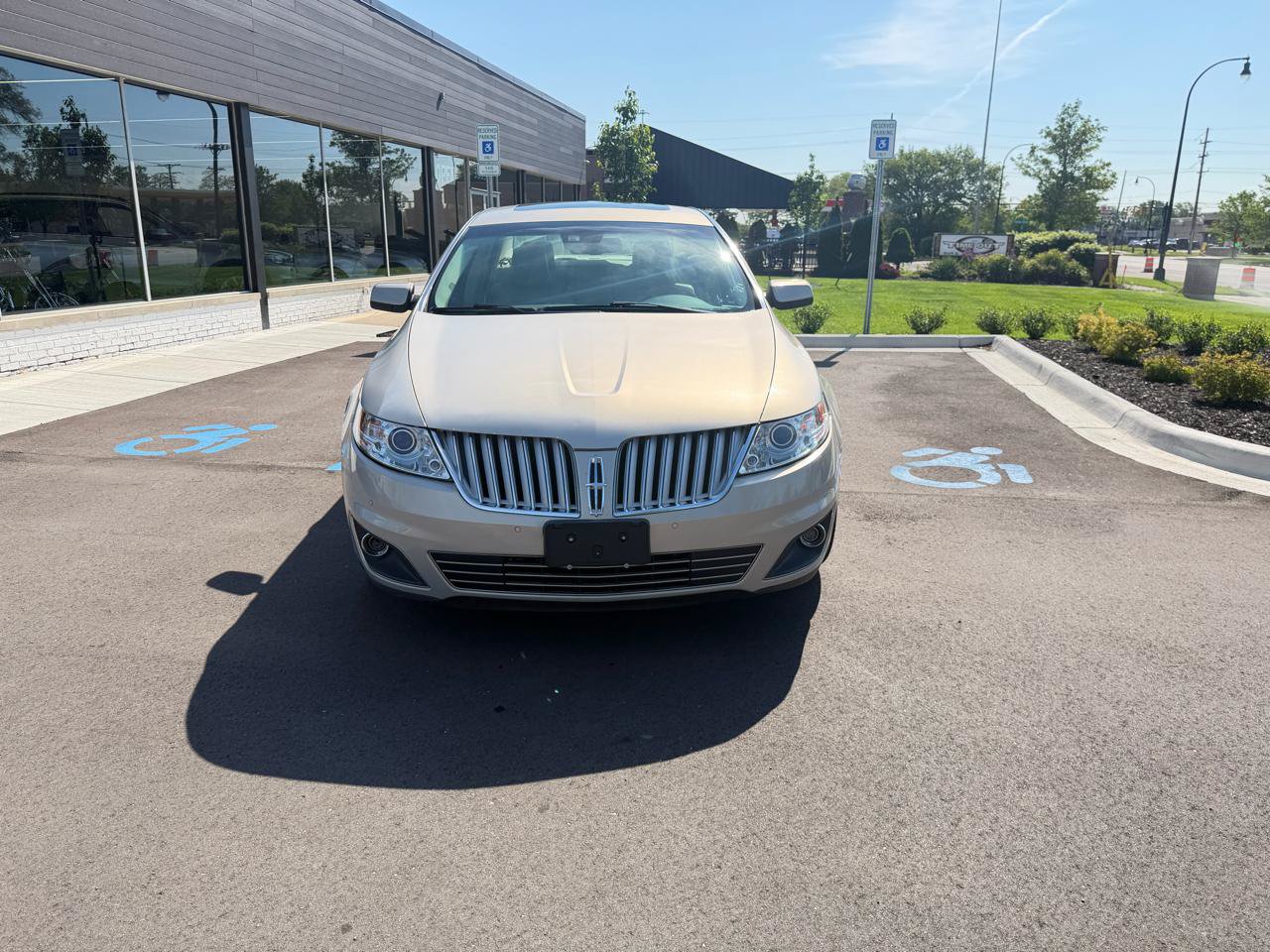 Used 2009 Lincoln MKS AWD image 2