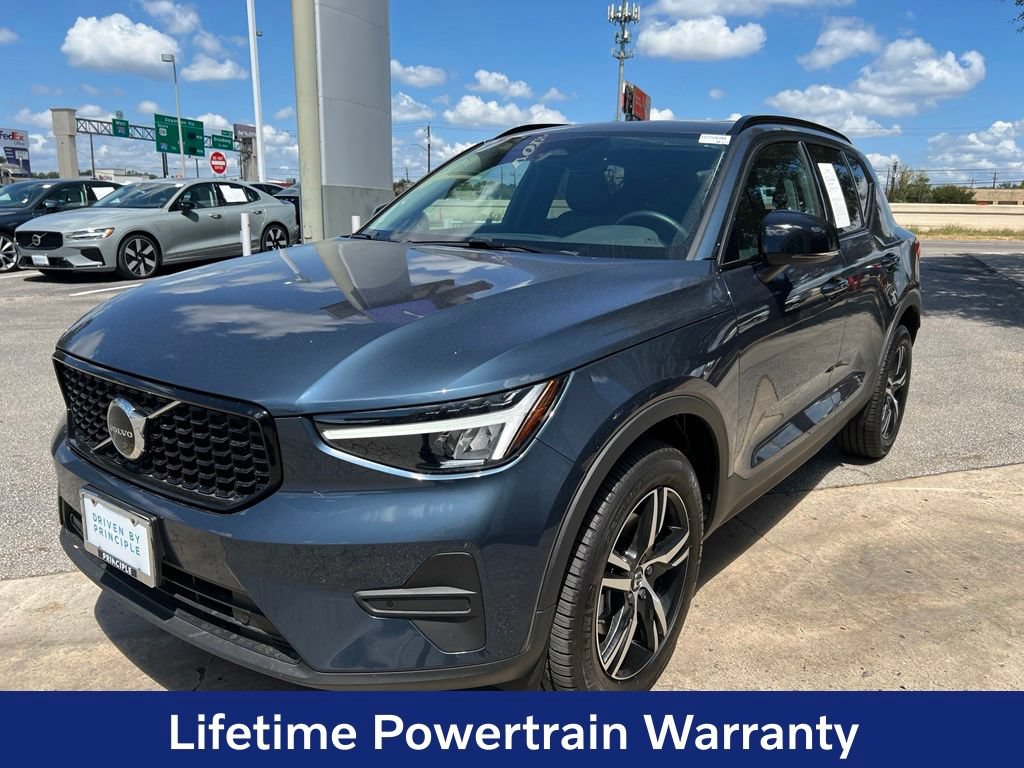 Certified 2026 Volvo XC40 B4 Core FWD image 3