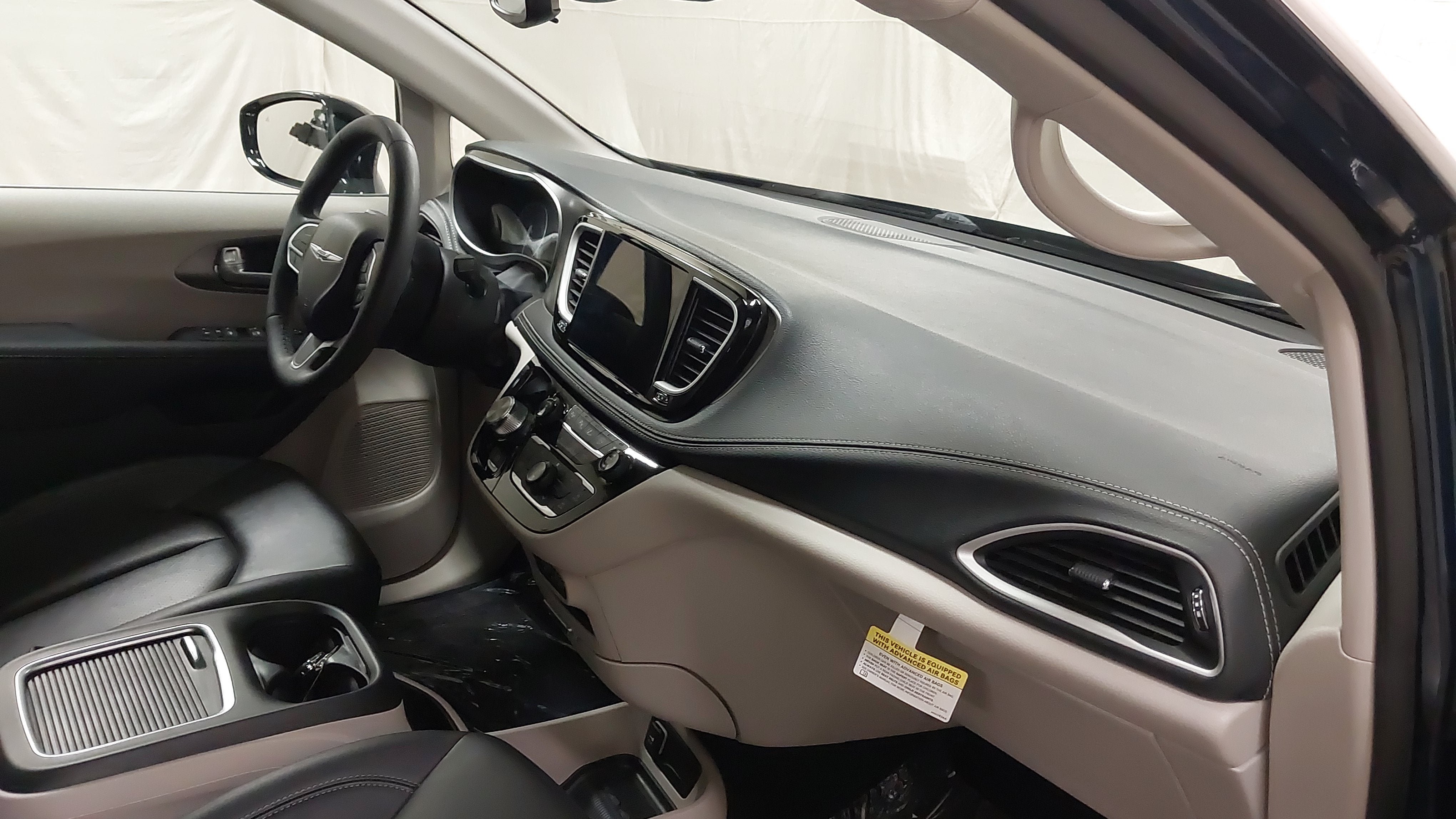 Used 2024 Chrysler Pacifica Touring-L FWD image 28