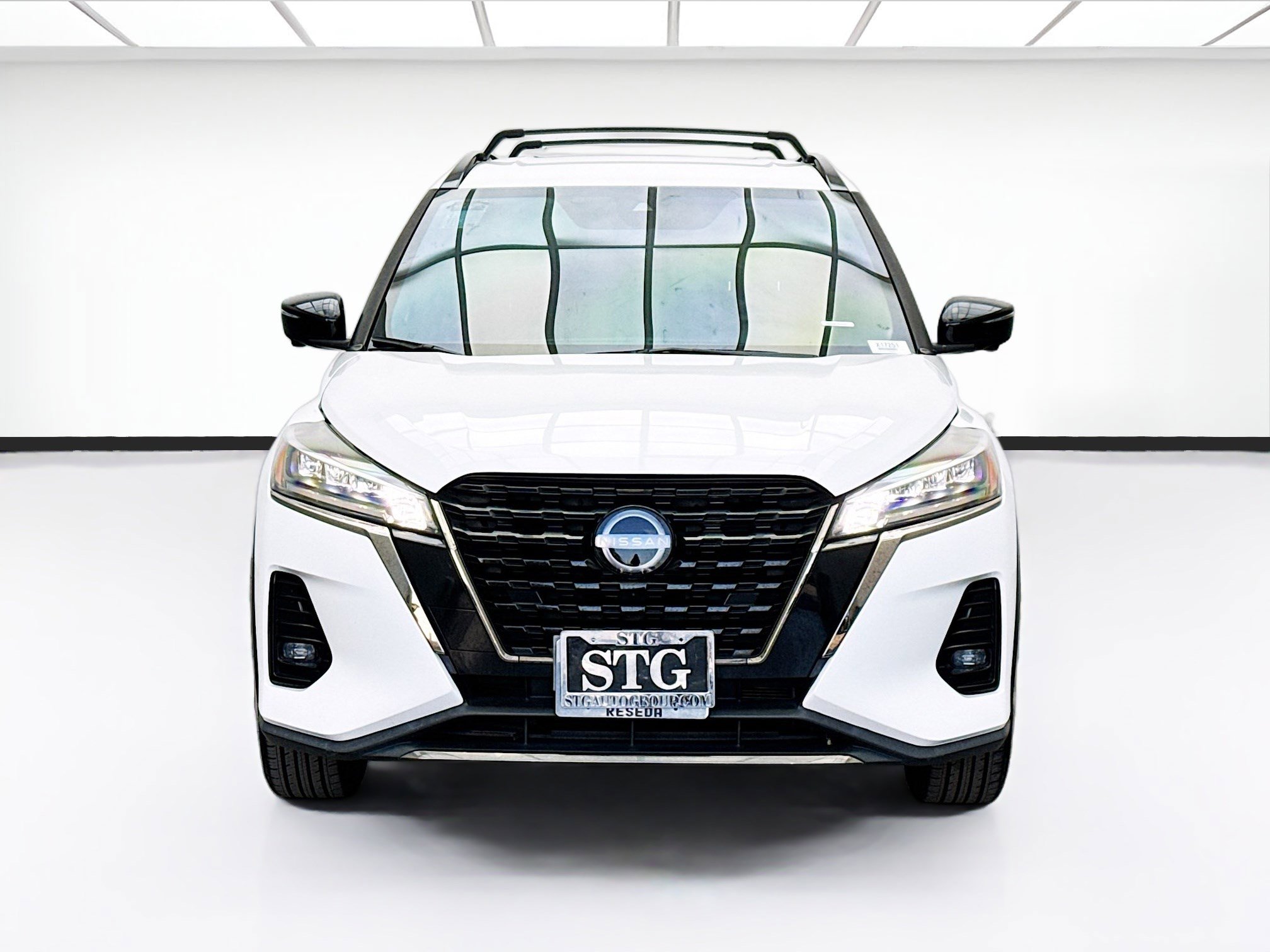 Used 2022 Nissan Kicks SR w/ Interior Electronics Package FWD image 2