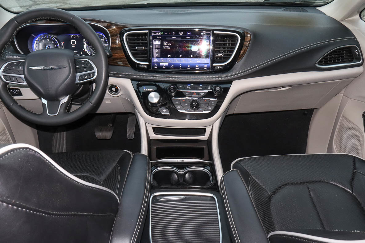 Used 2023 Chrysler Pacifica Limited FWD image 11