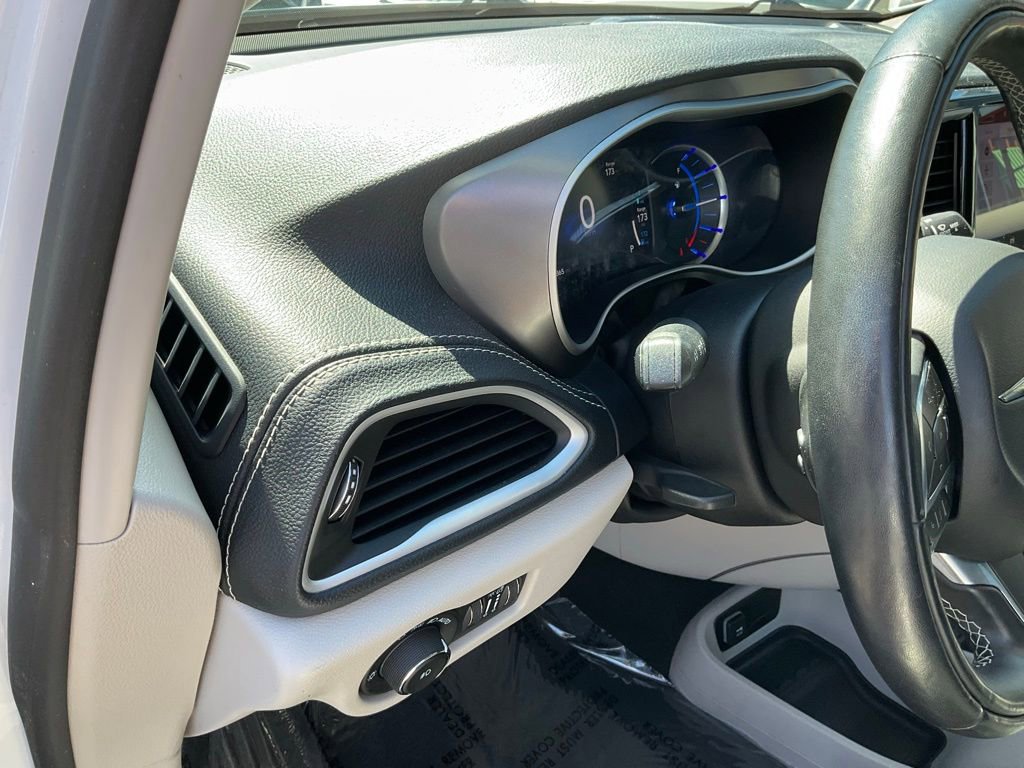 Used 2022 Chrysler Pacifica Touring-L w/ Uconnect Theater Family Group image 20