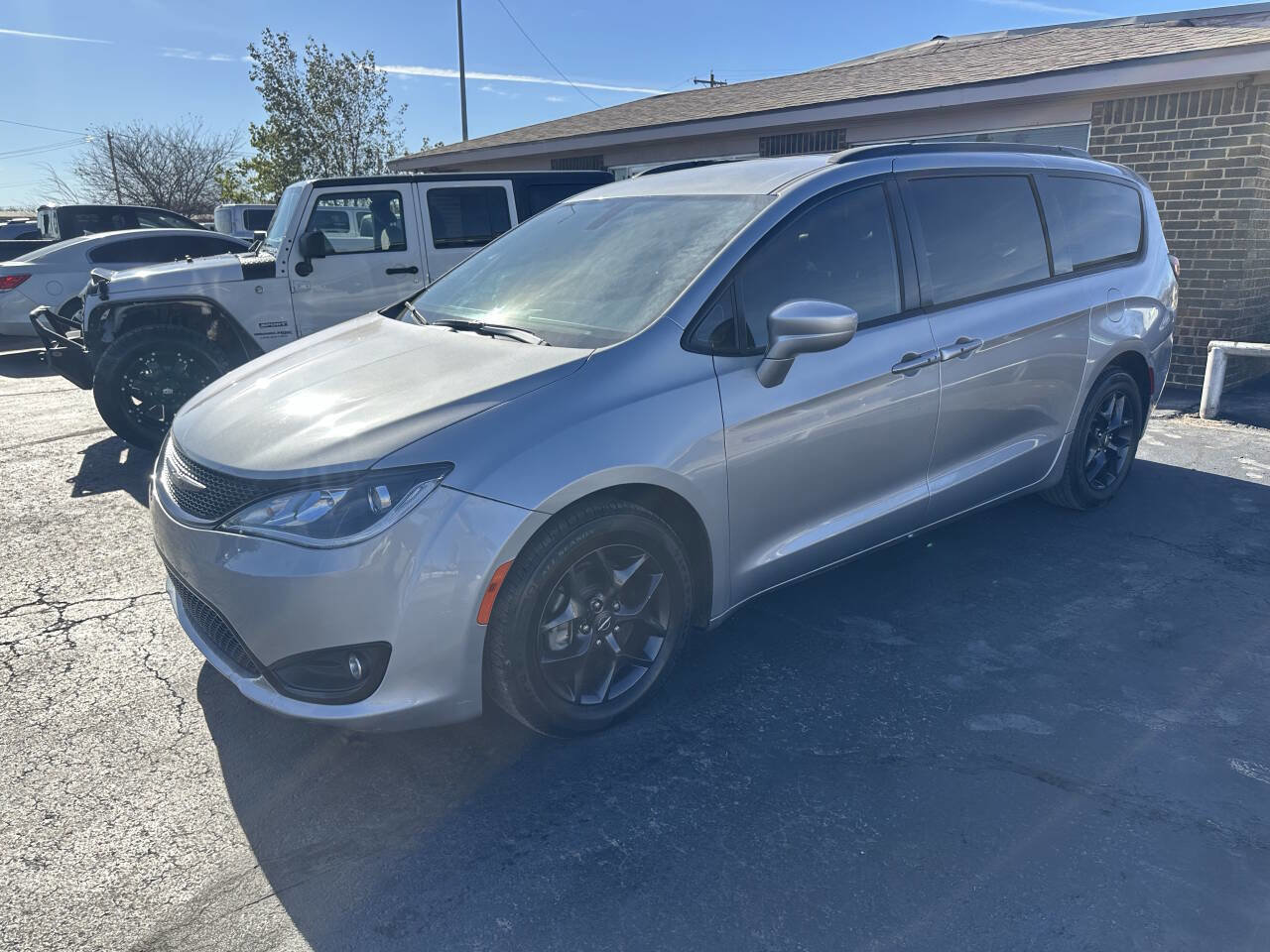 Used 2019 Chrysler Pacifica Touring-L w/ Premium Audio Group image 2