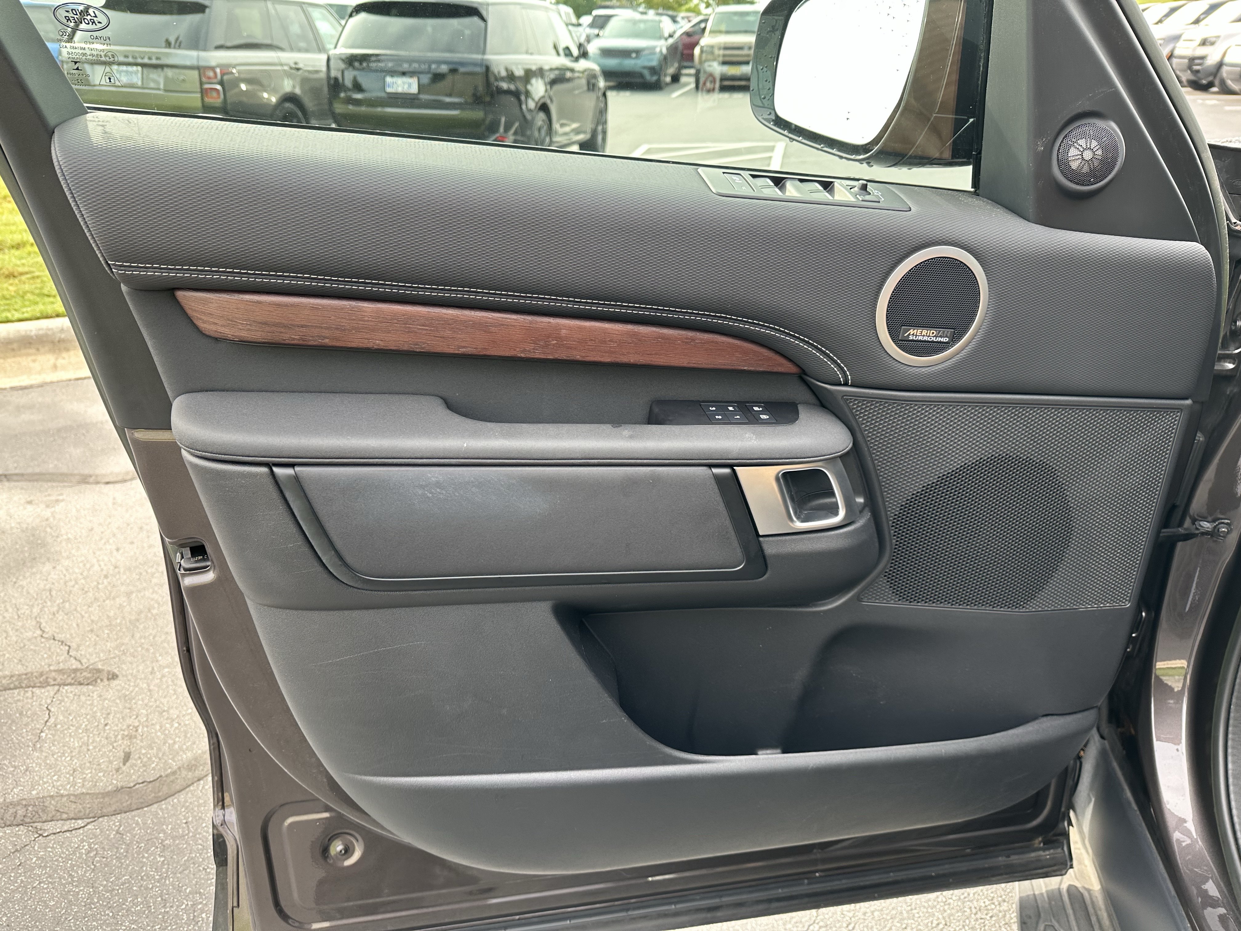 Certified 2023 Land Rover Discovery Metropolitan Edition AWD/4WD image 15