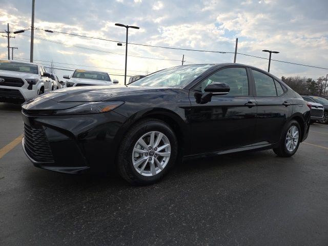 Used 2025 Toyota Camry LE image 3