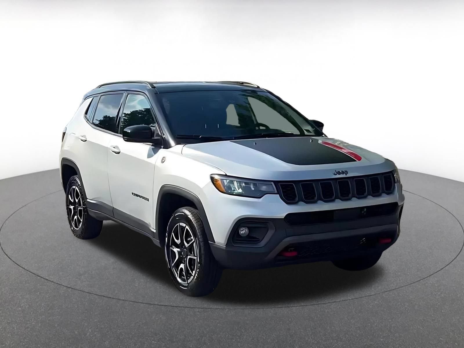 Used 2025 Jeep Compass Trailhawk AWD/4WD image 3