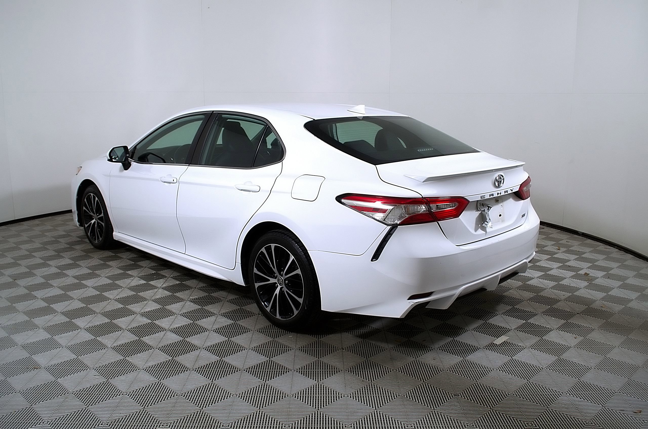 Used 2020 Toyota Camry SE FWD image 9