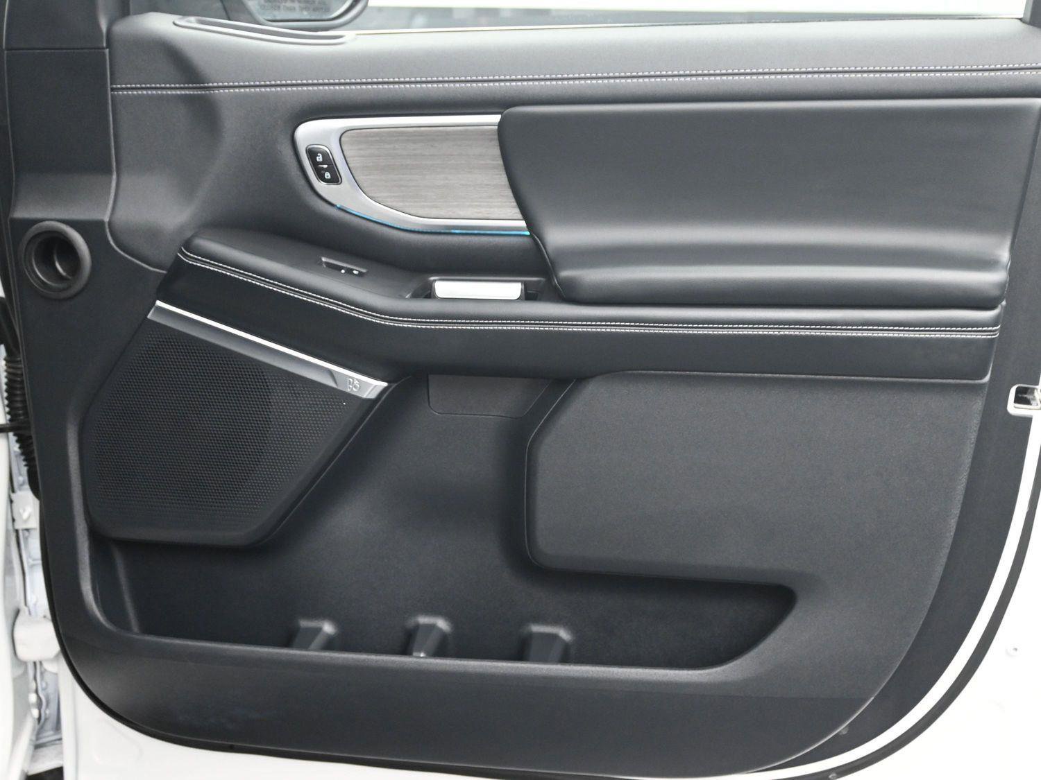 Used 2025 Ford Expedition Platinum image 8