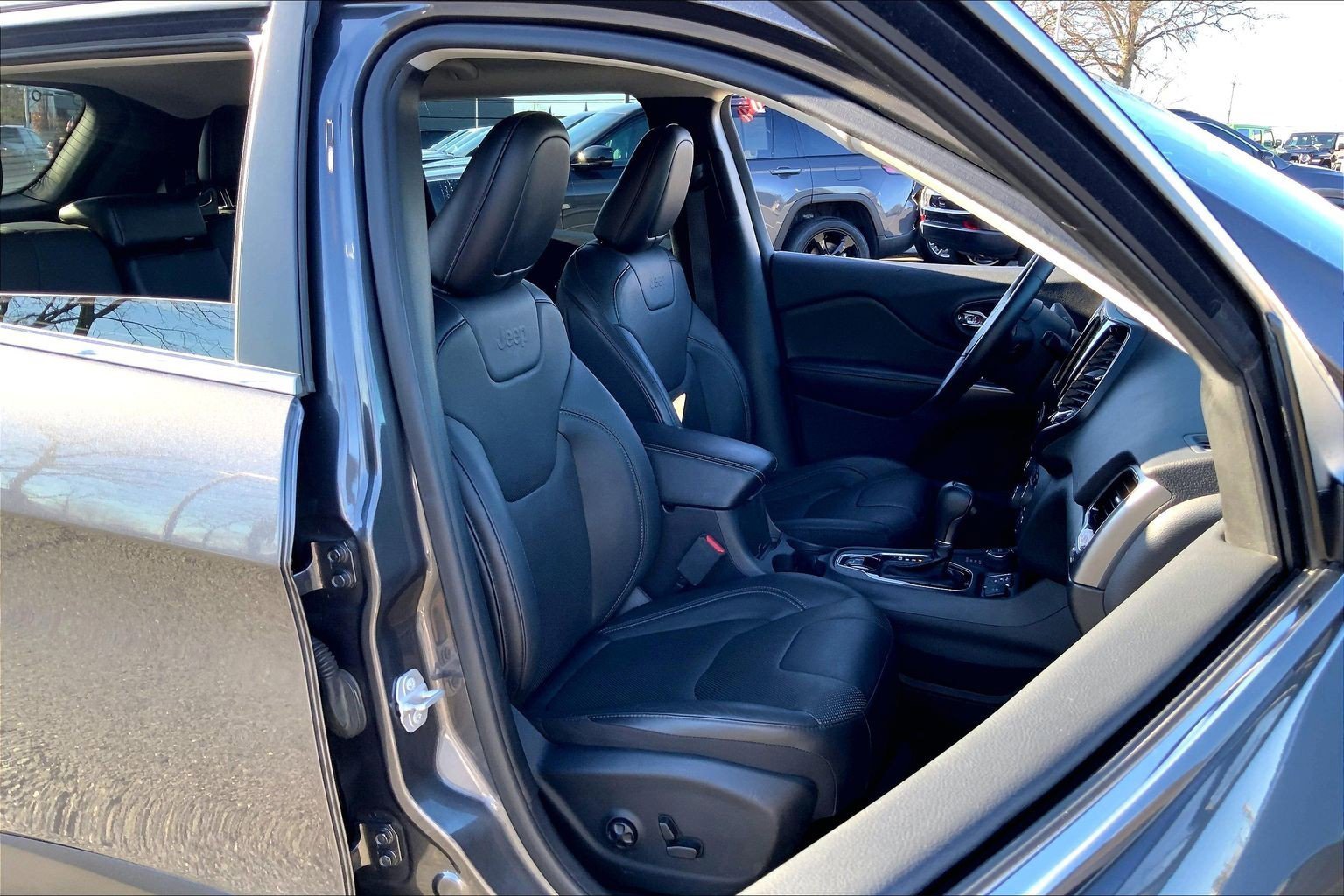 Used 2019 Jeep Cherokee Limited image 7