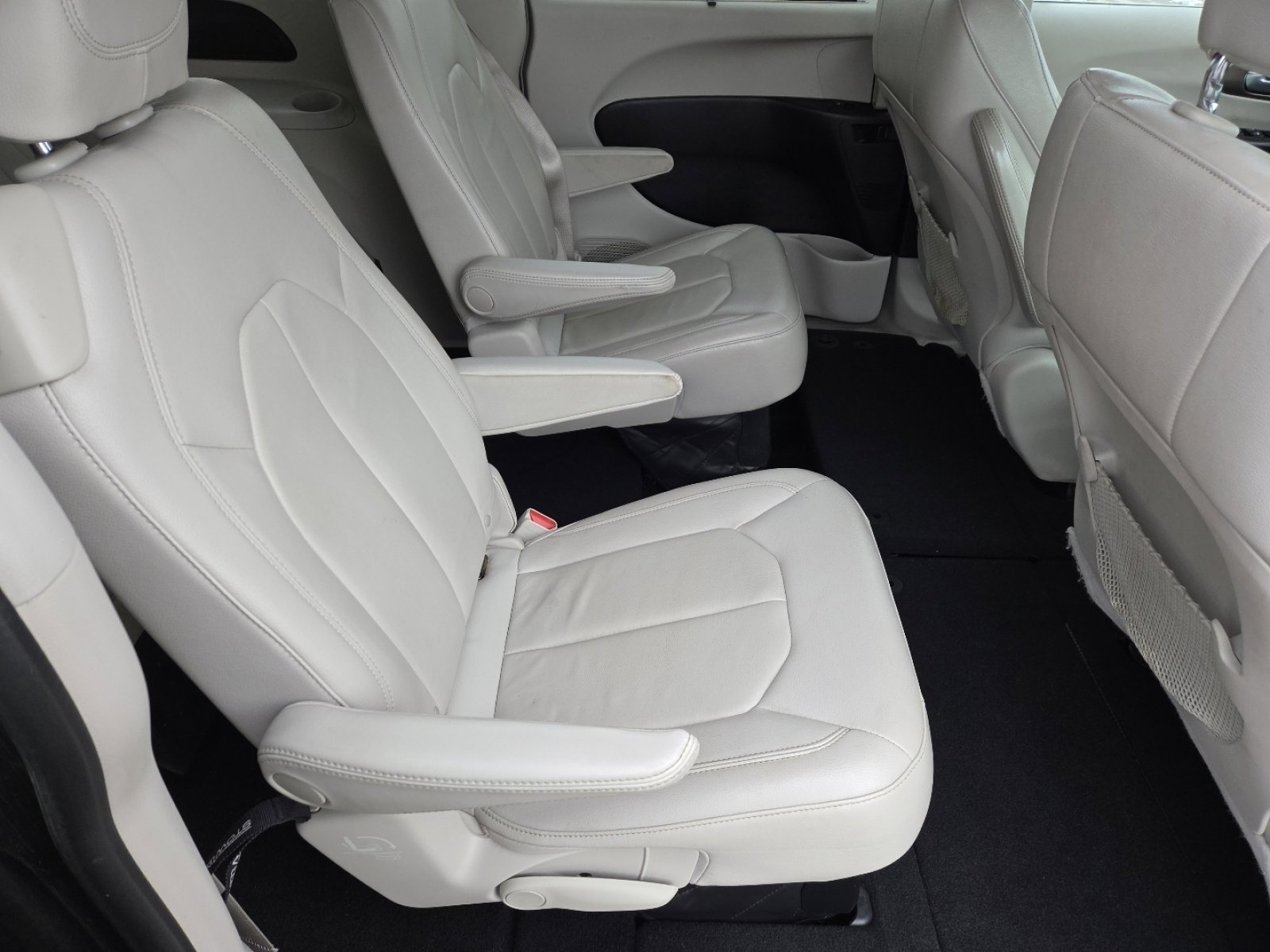 Used 2017 Chrysler Pacifica Touring-L w/ Tire & Wheel Group image 19