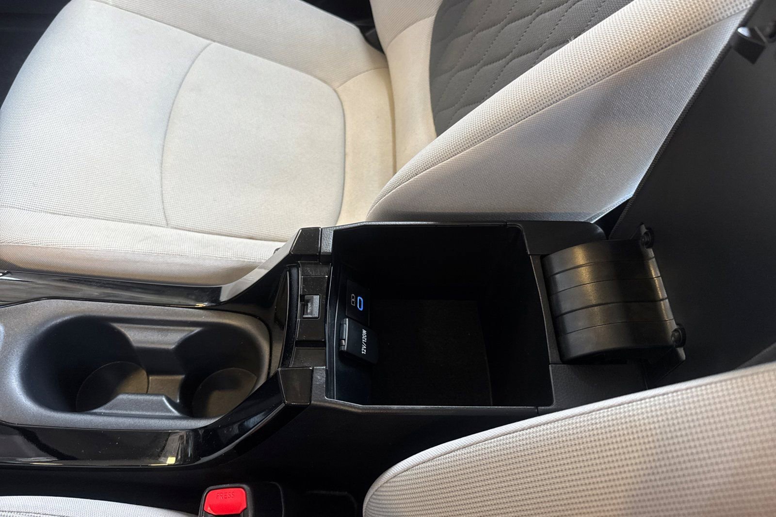 Used 2022 Toyota Corolla LE w/ Carpet Mat Package (TMS) FWD image 32