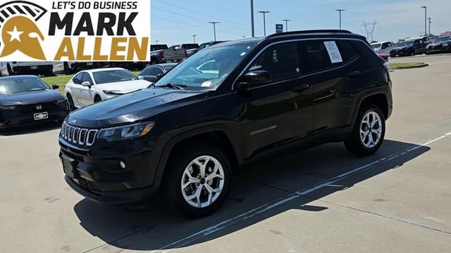 Used 2025 Jeep Compass Latitude w/ Sun & Sound Group AWD/4WD image 4