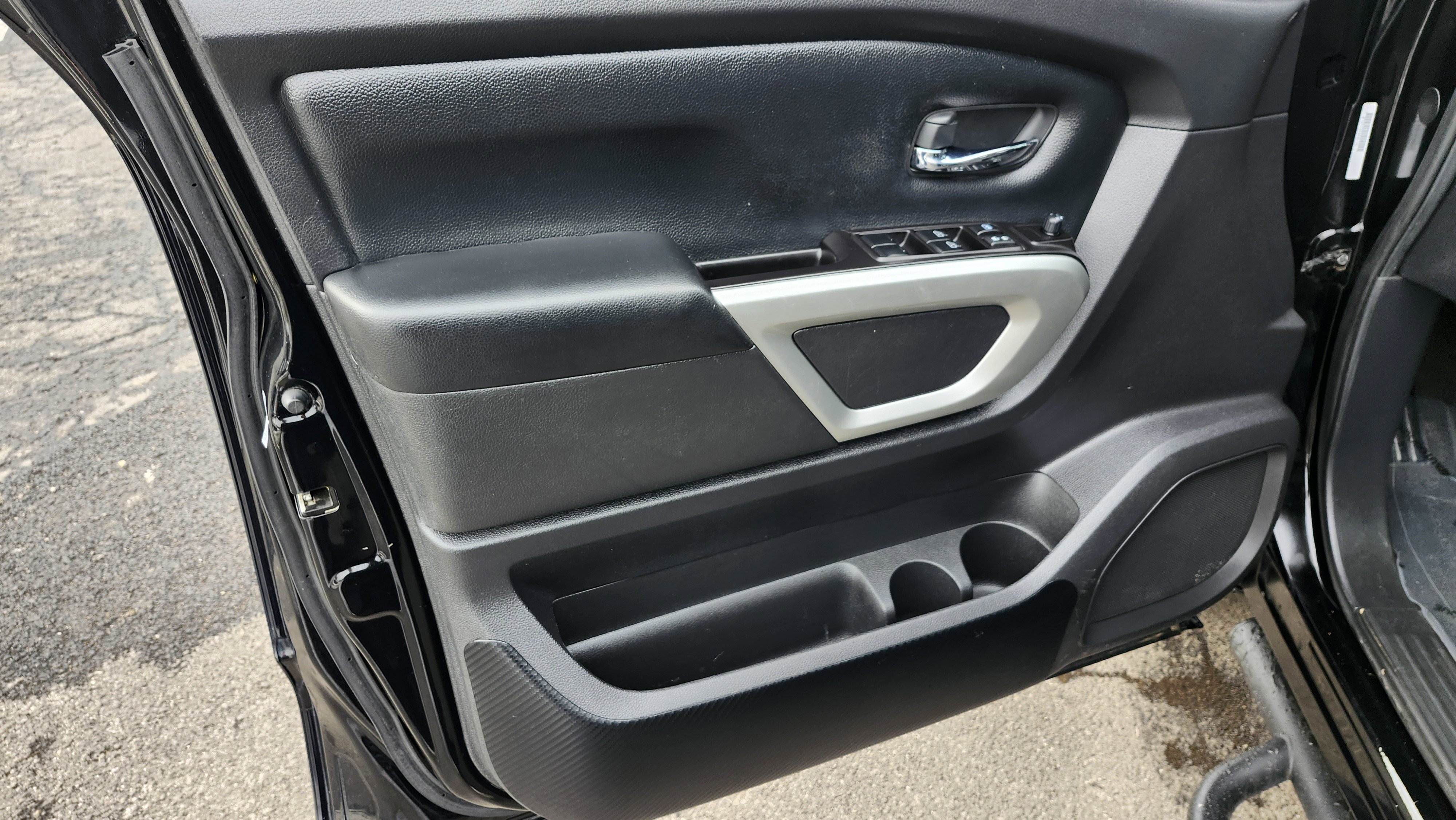 Used 2021 Nissan Titan SV w/ Accessory Utility Package image 23