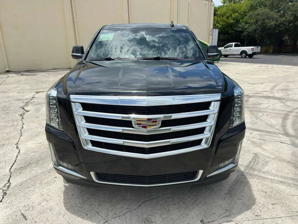 Used 2019 Cadillac Escalade ESV Luxury RWD image 2