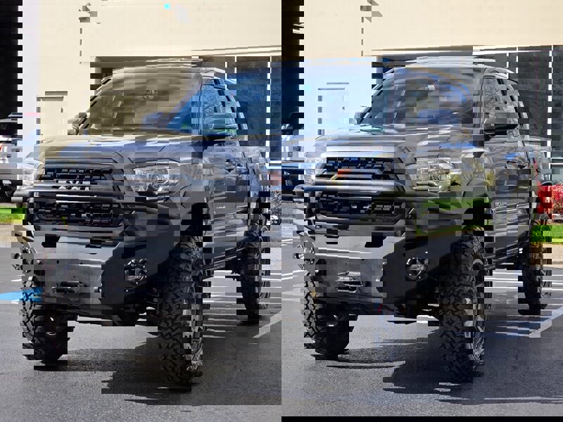 Used 2017 Toyota Tacoma TRD Off-Road w/ Premium & Technology Package image 1